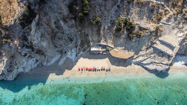 Средиземноморский пляж в скалах Чистая бирюзовая вода