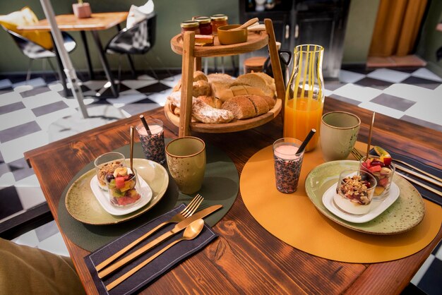 Photo mediterranean breakfast outdoors in the courtyard of a house