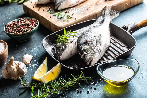 Средиземноморский лещ со специями, солью зеленью, чесноком и лимоном. здоровые морепродукты. понятие о здоровой морской пище.