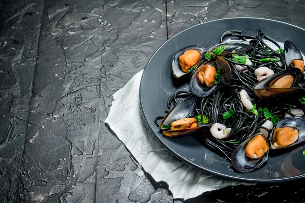 Photo mediterranean food spaghetti with cuttlefish ink and clams