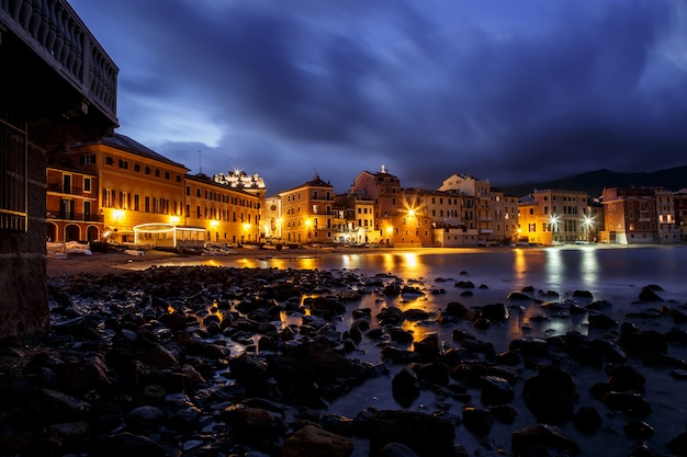 Località mediterranea sestri levante di notte, liguria, italia