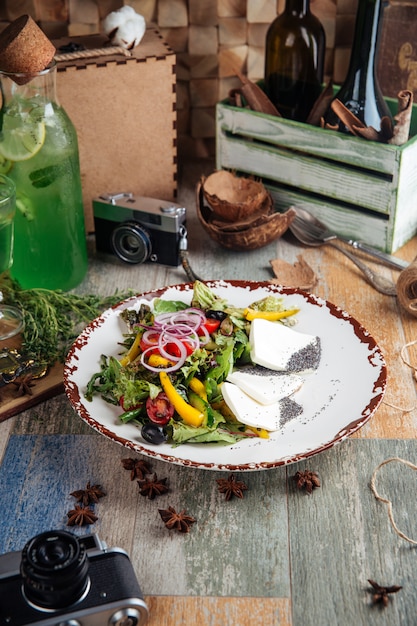 Formaggio fetax di verdure fresche dell'insalata mediterranea