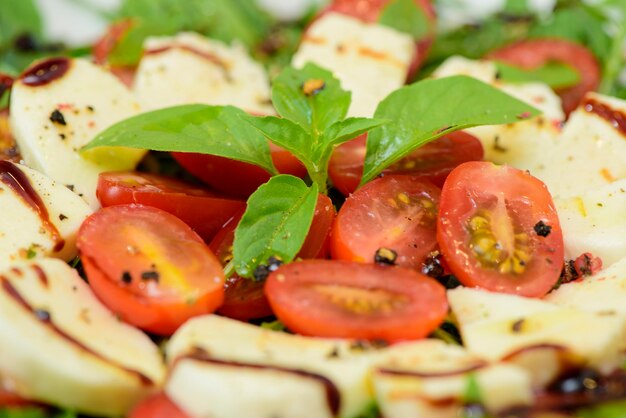 Foto insalata mediterranea con mozzarella