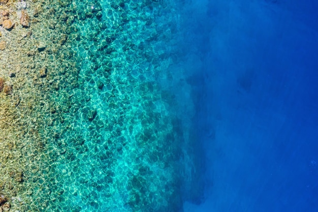 写真 地中海の海 水と岩の空撮 透明な水 休暇と冒険 ビーチと青い水 ビーチとブルースの海でのドローンからのトップ ビュー