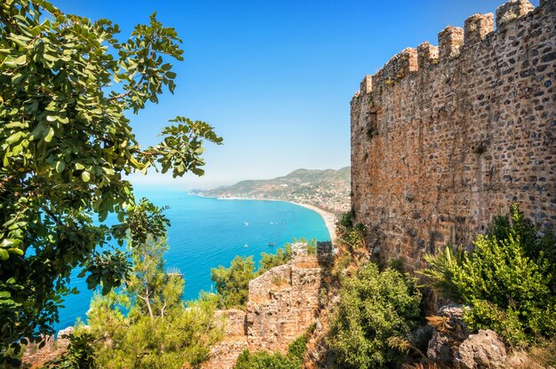 アラニヤ要塞の高さからトルコのアラニヤの地中海