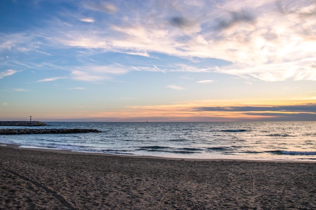 写真 地中海の静かな夕暮れの海辺の写真 ビーチの砂の水を近づける