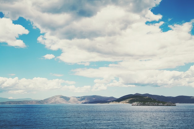 地中海。澄んだ暗い青い水。ギリシャの風景。