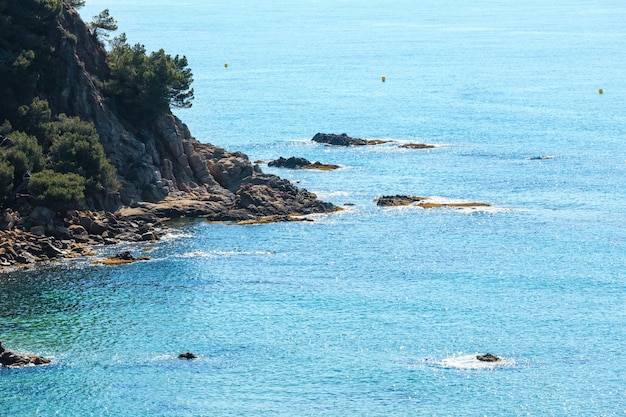 Взгляд лета скалистого побережья Средиземного моря (Коста Брава, Каталония, Испания.