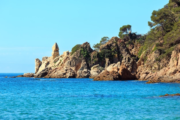 地中海の岩の多い海岸の夏の景色コスタブラバカタルーニャスペイン