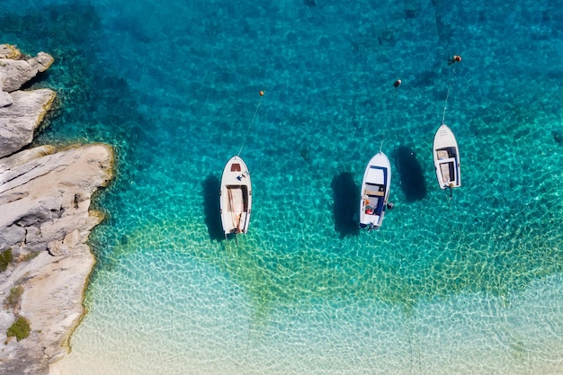 地中海の海 ボートのある海景 晴れた日に青い海に浮かぶボートの空撮 ビーチと紺碧の海でのドローンからのトップ ビュー 旅行と休暇のイメージ