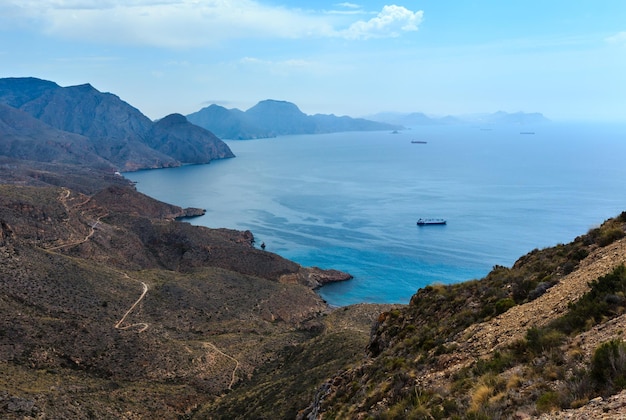 地中海の夏の海岸線。ティノソ岬（カルタヘナ、スペイン）からの平面図。