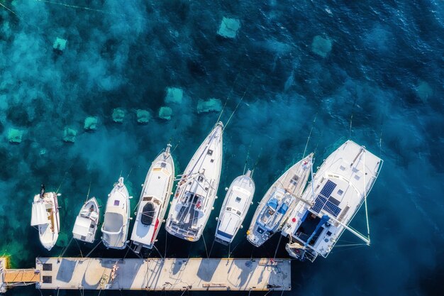 地中海の海 ドローンからのマリーナの眺め 晴れた日に青い海に浮かぶボートの空撮 旅行とリラックスのイメージ