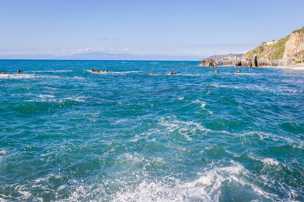 地中海の海景、青い海、海岸の岩、夏の日。カラブリアのビーチ