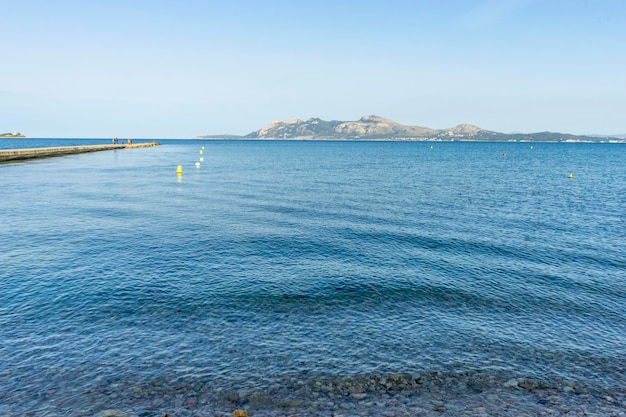 スペインのイビサ島の地中海の海辺、休日と夏のシーン