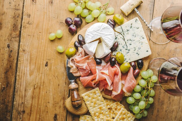 Foto antipasti mediterranian sulla vecchia tavola di legno