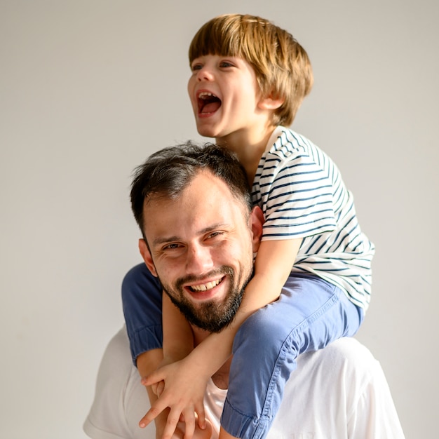 Foto medium geschoten blij vader en zoon