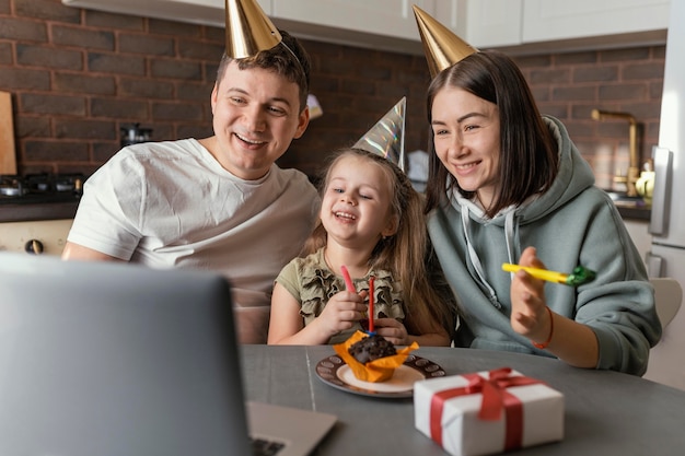 Foto medium geschoten gezin met cadeau