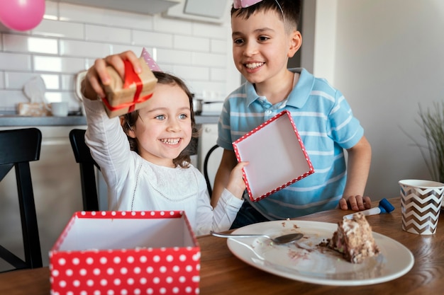 Medium geschoten kinderen met cadeau