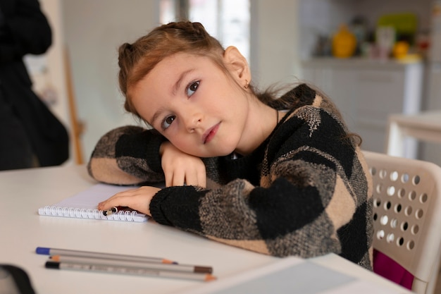 Foto medium geschoten meisje dat op school leert