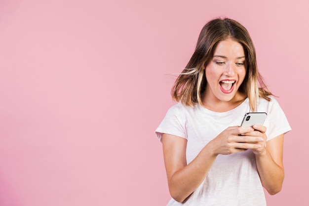 Foto medium geschoten meisje met haar telefoon