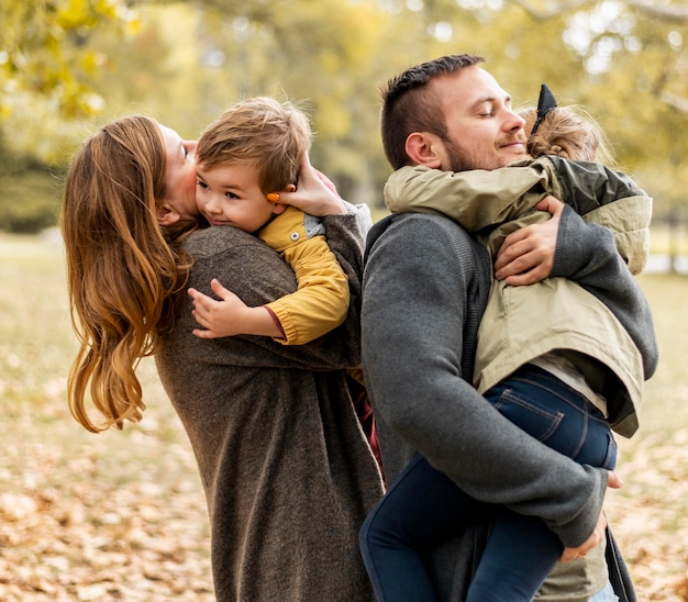 Foto medium geschoten ouders die kinderen knuffelen