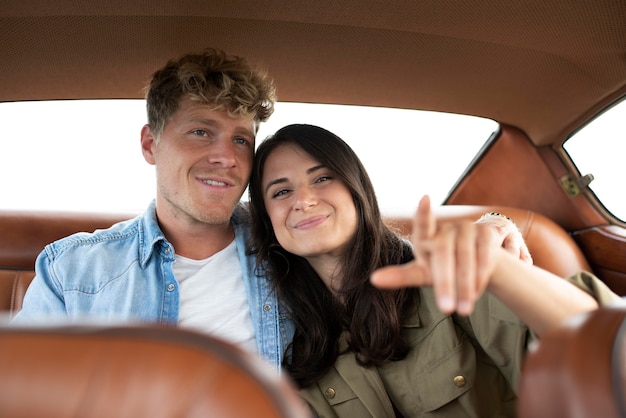 Foto medium geschoten stel in auto