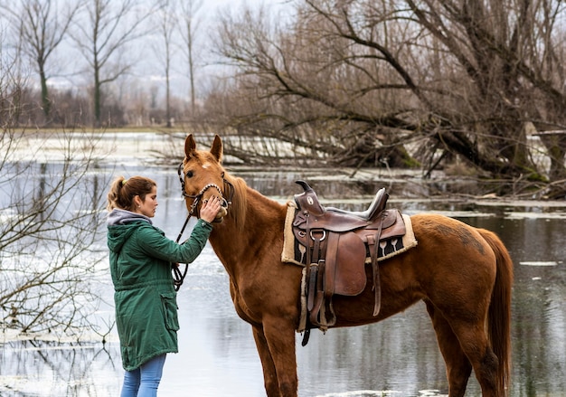 Foto medium geschoten vrouw en mooi paard