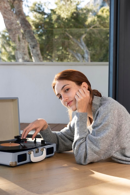 Foto medium geschoten vrouw met muziek