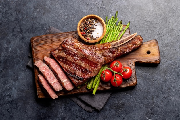 Medium rare gegrilde Tomahawk-biefstuk met asperges