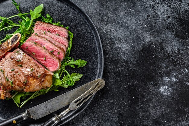 Medium rare gesneden gegrilde biefstuk van lendenstuk