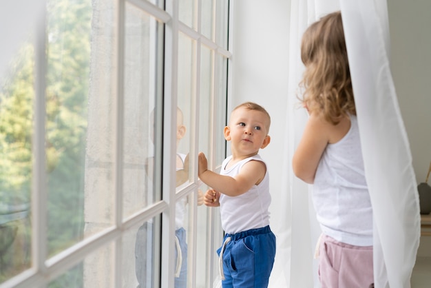 Medium schoot kinderen voor het raam