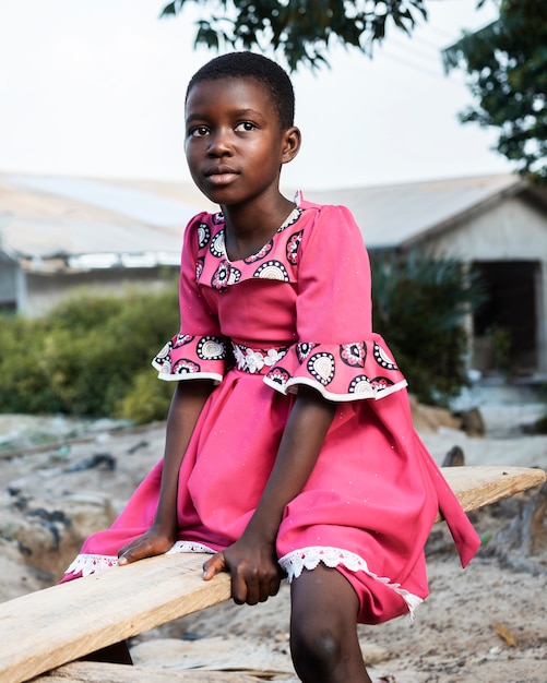 Foto bambino africano del colpo medio all'aperto