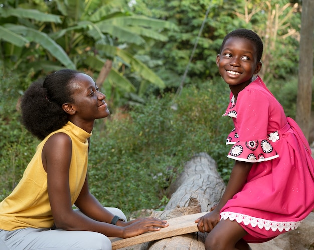 Foto donna e bambino africani del colpo medio