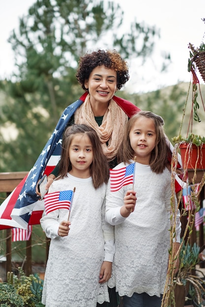 Foto americani di tiro medio che festeggiano il 4 luglio