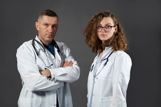 Medium shot artsen met stethoscopen