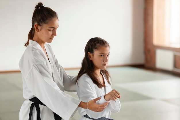 Photo medium shot asian people practicing taekwondo