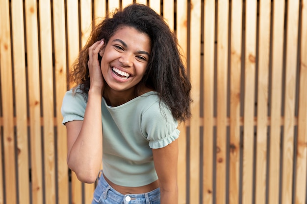 写真 ミディアムショットの美しい笑顔の女性