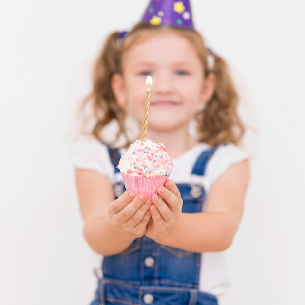 Photo medium shot blurred girl holding cupcake