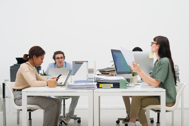 Foto persone annoiate di tiro medio che lavorano