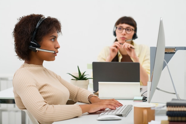 Foto persone annoiate di tiro medio che lavorano