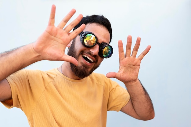 Foto ragazzo di tiro medio indossando occhiali da sole