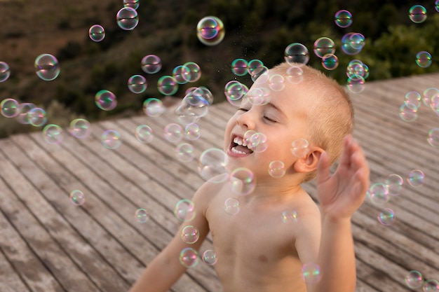 写真 石鹸風船とミディアムショットの少年