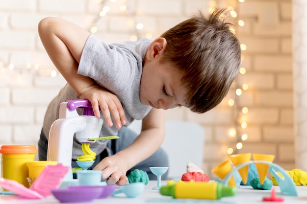 Photo medium shot boy with toy