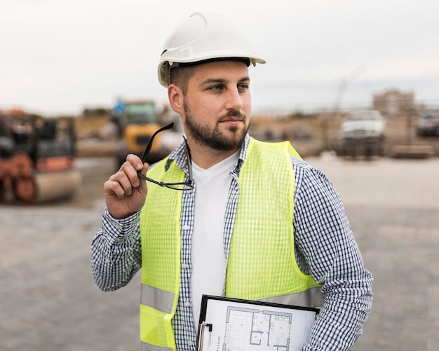 Photo medium shot builder man holding glasses