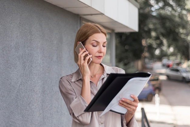 Photo medium shot business woman talking on phone