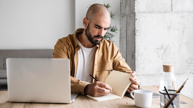 Photo medium shot busy man writing on notebook