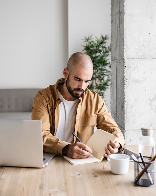 Photo medium shot busy man writing