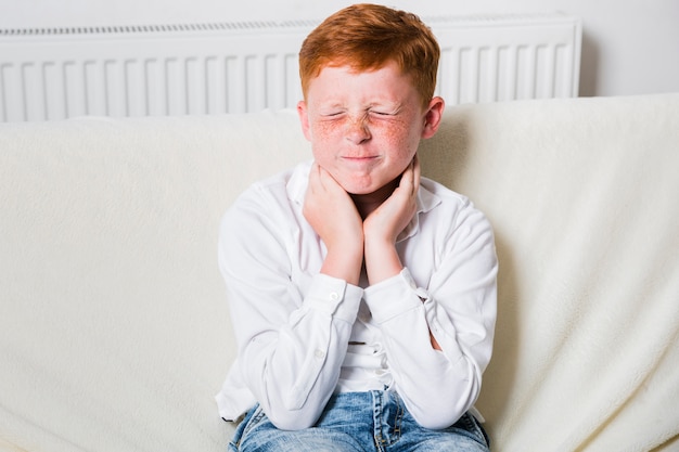 Bambino a tiro medio che avverte mal di gola