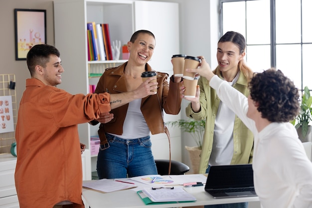 Medium shot collega's met koffiekopjes