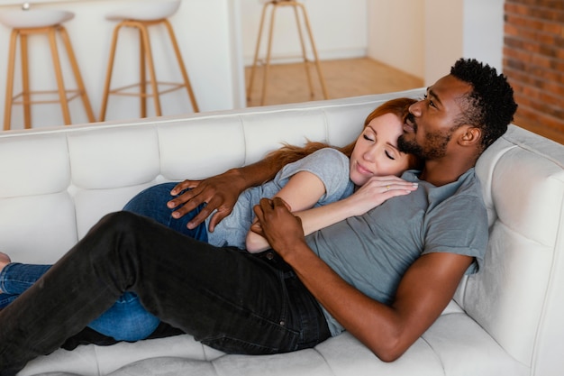 Photo medium shot couple on couch